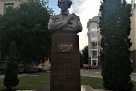 Памятник Н. Г. Чернышевскому на территории Саратовского Государственного университета  имени Н.Г. Чернышевского