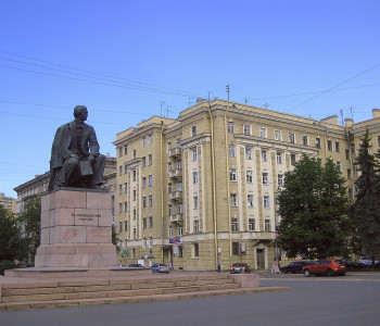 Памятник Чернышевскому в Санкт-Петербурге 