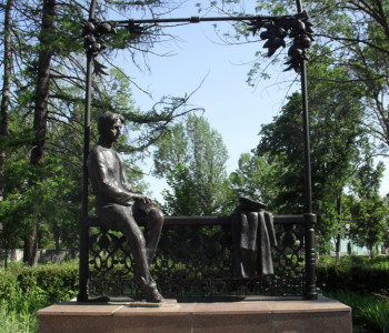 Памятник &laquo;Бунину &ndash; гимназисту&raquo;