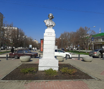 Бюст писателя-демократа Николая Чернышевского в Белгороде