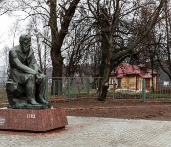 Памятник Достоевскому в усадьбе Даровое