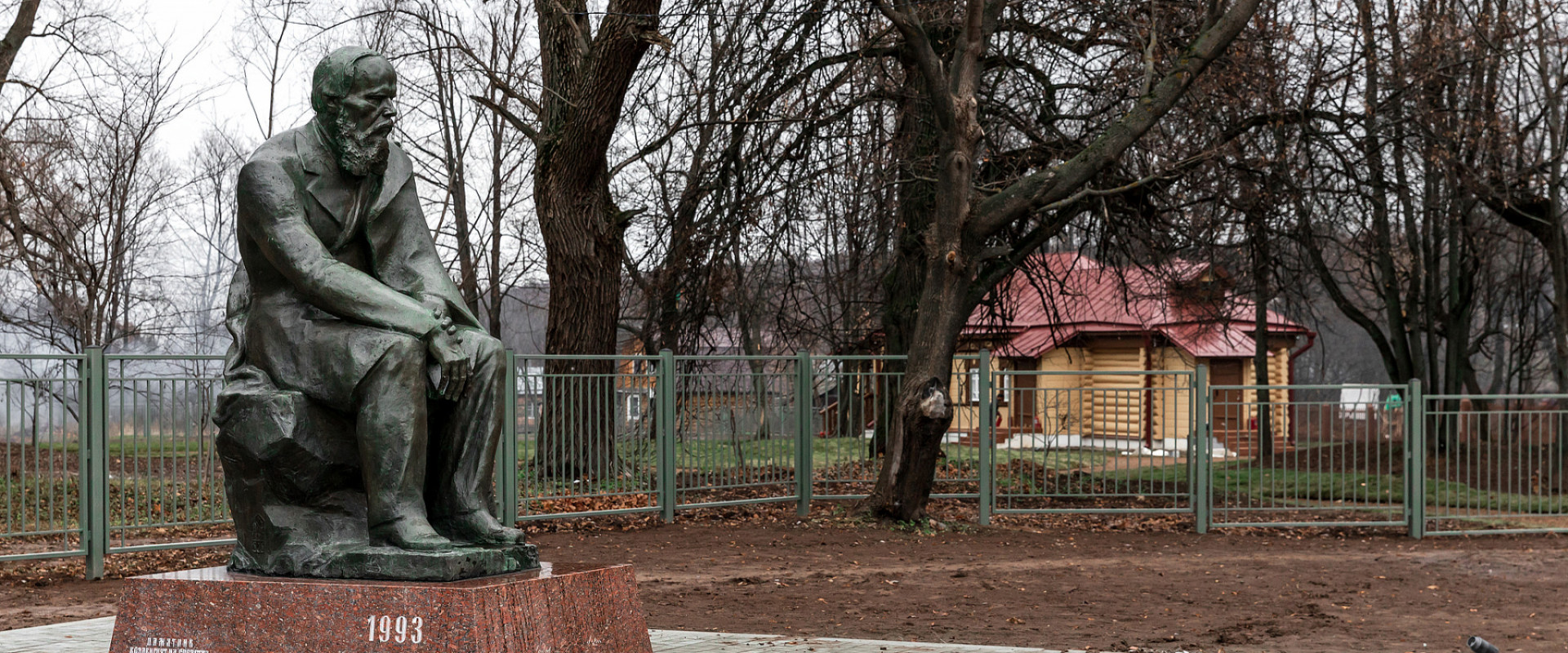 Памятник Достоевскому в усадьбе Даровое
